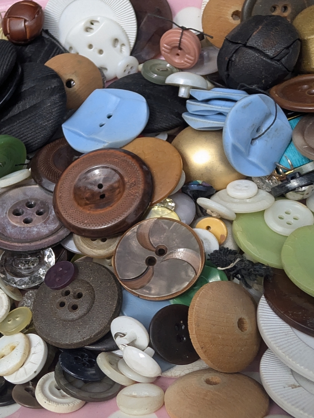 Vintage Assorted Buttons - Lot Of Old Buttons Sewing Collecting Craft - Picture 10 of 12